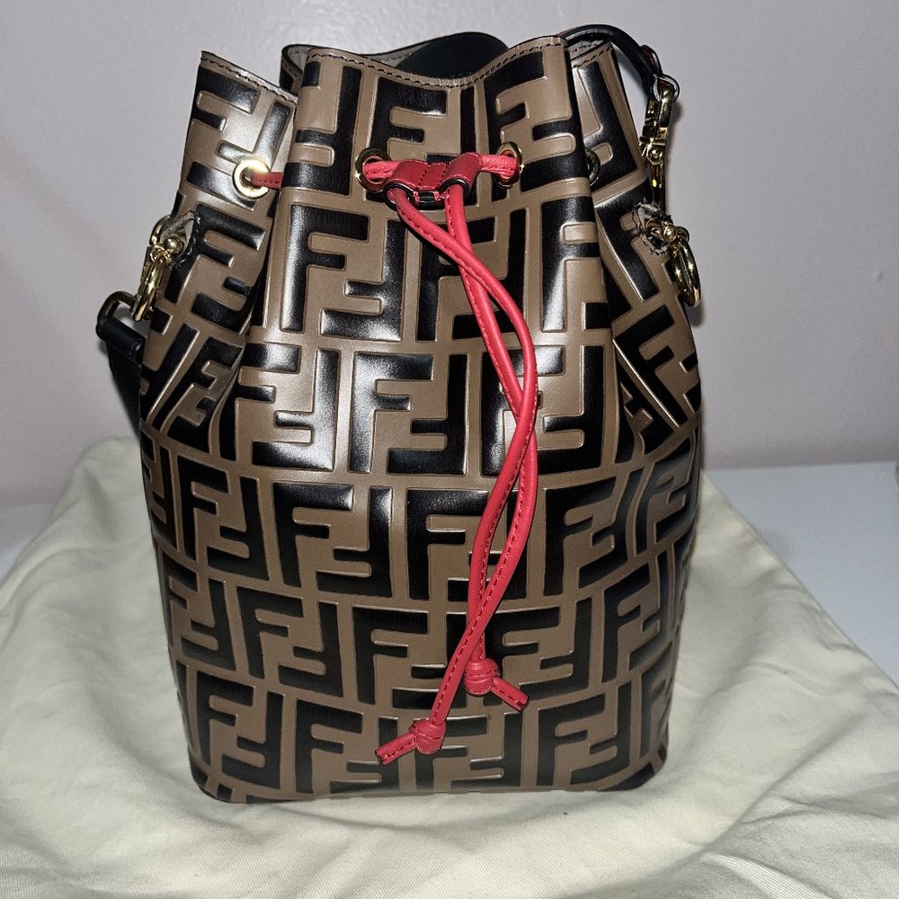❤️ Authentic Fendi Bucket Shoulder Mon Tresor Logo Embossed Leather Crossbody